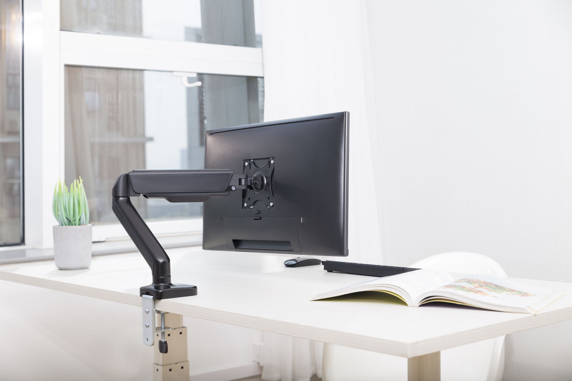 MAD10G Single Monitor Arm Gas Spring 17”- 32”
