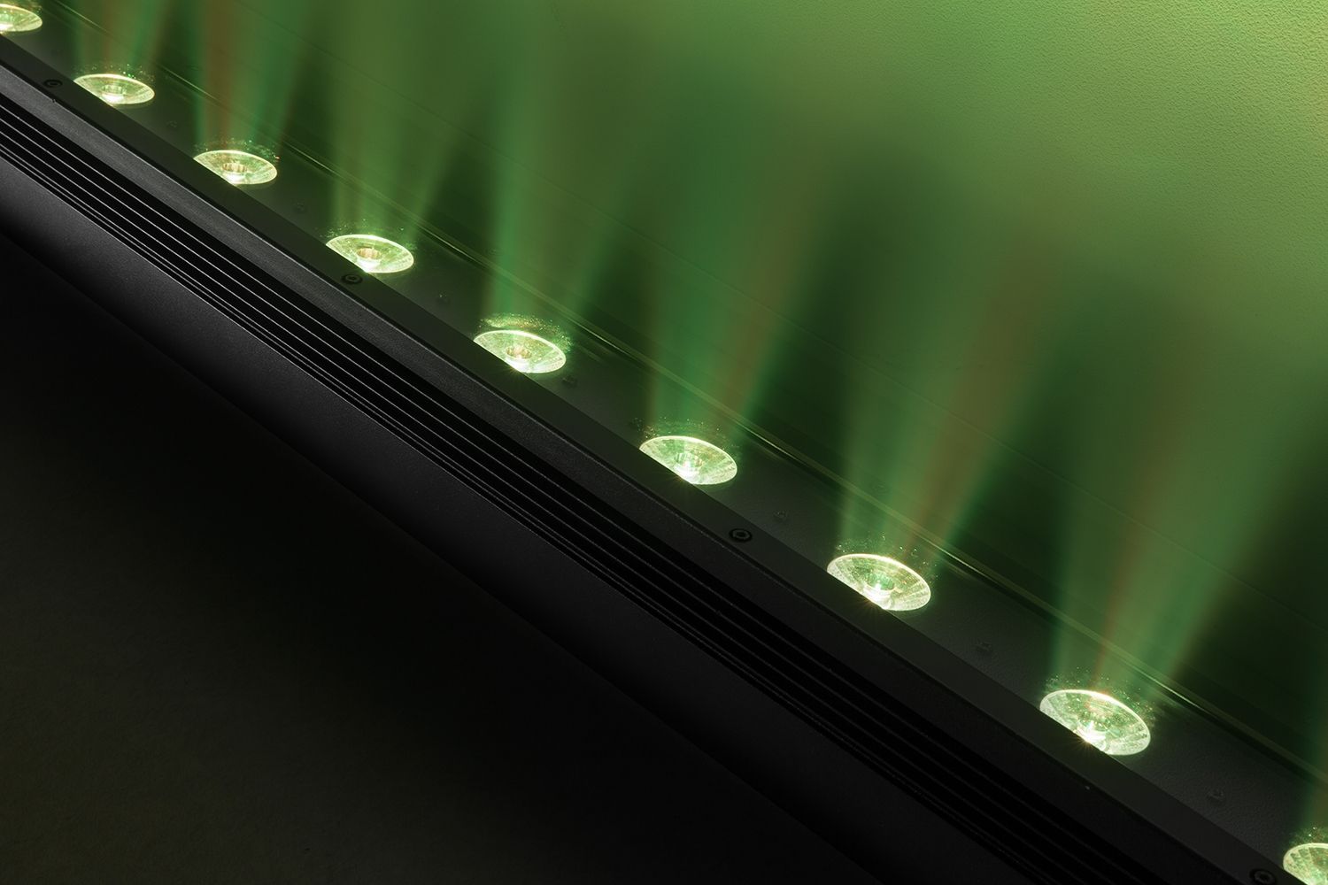LCB128IP LED Bar IP65 12x 8W RGBA