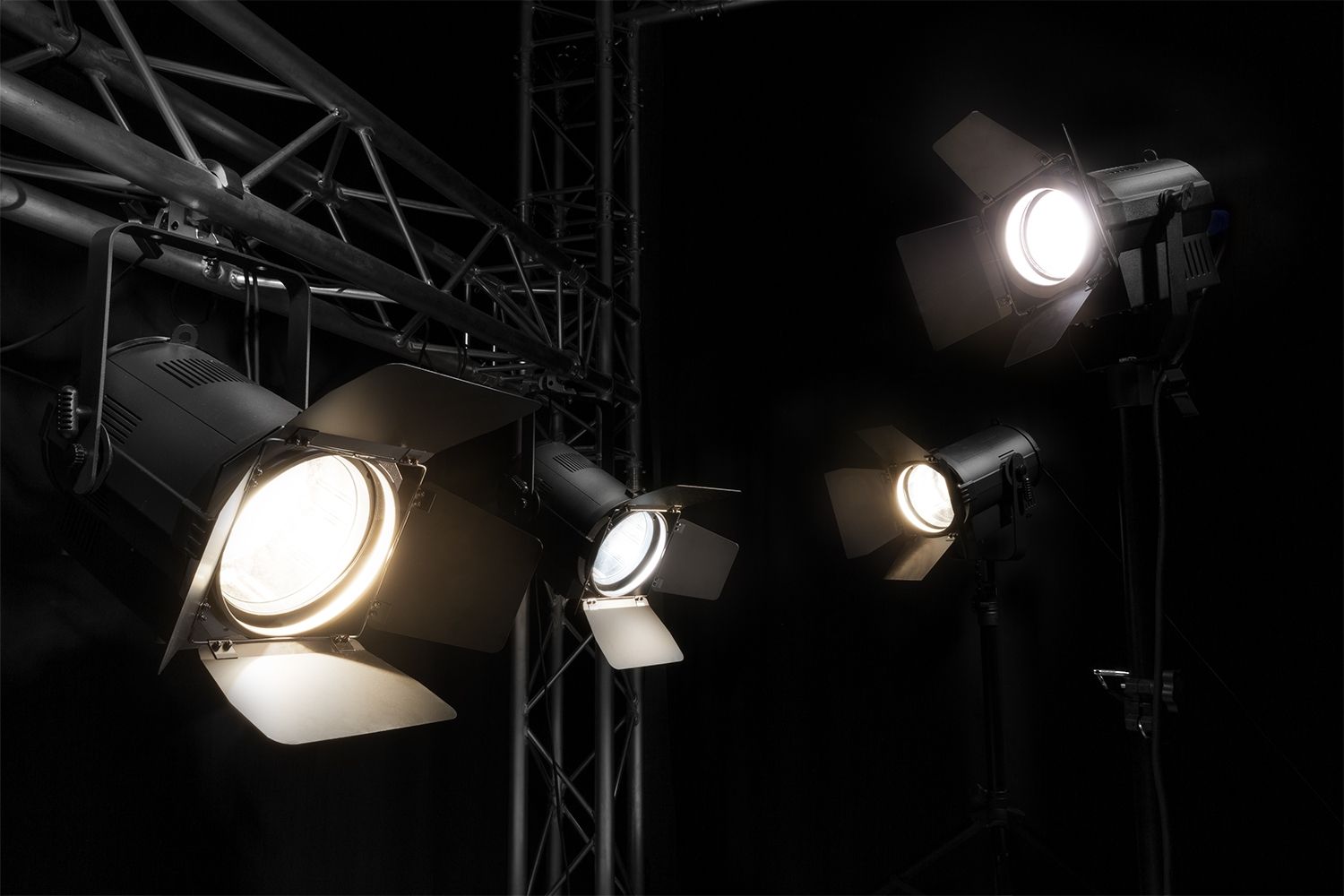 BTF200Z Fresnel Zoom 200W LED White 3200K