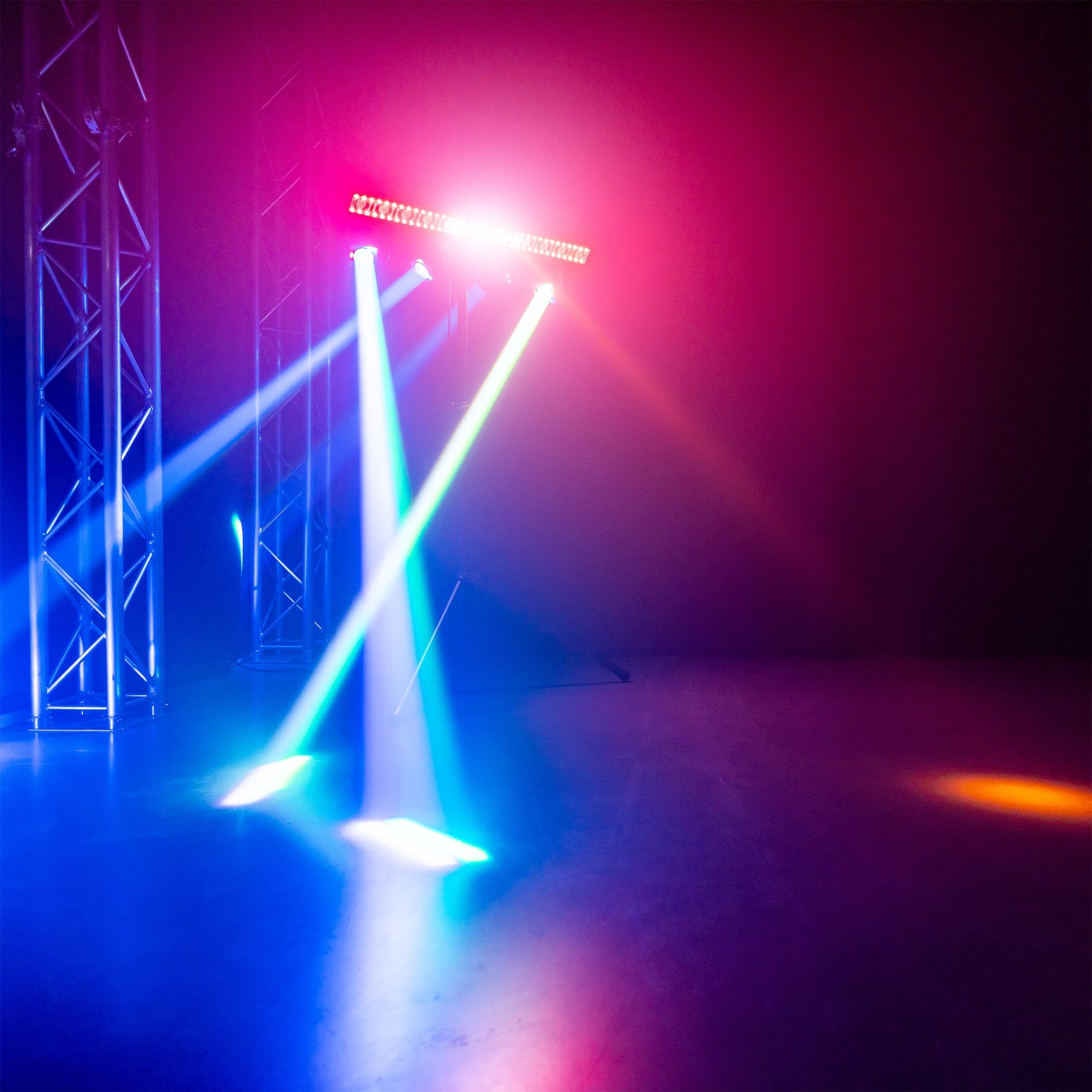 ShowBar GO Edge with 4 Moving Heads and LED/Strobe Bar