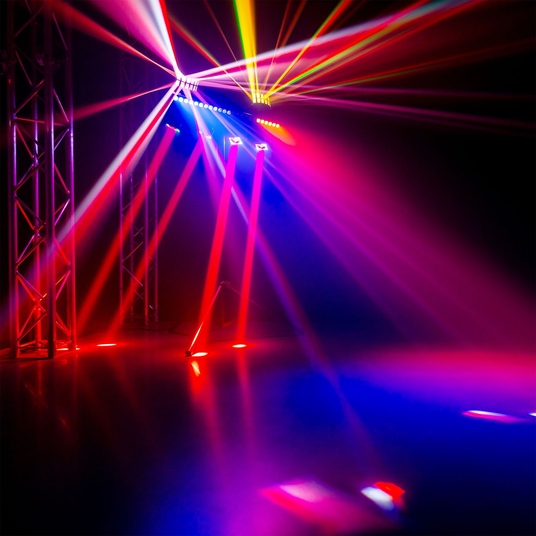 ShowBar GO Ultra with 4 Moving Heads, LED Bar and 2 Derby Effects