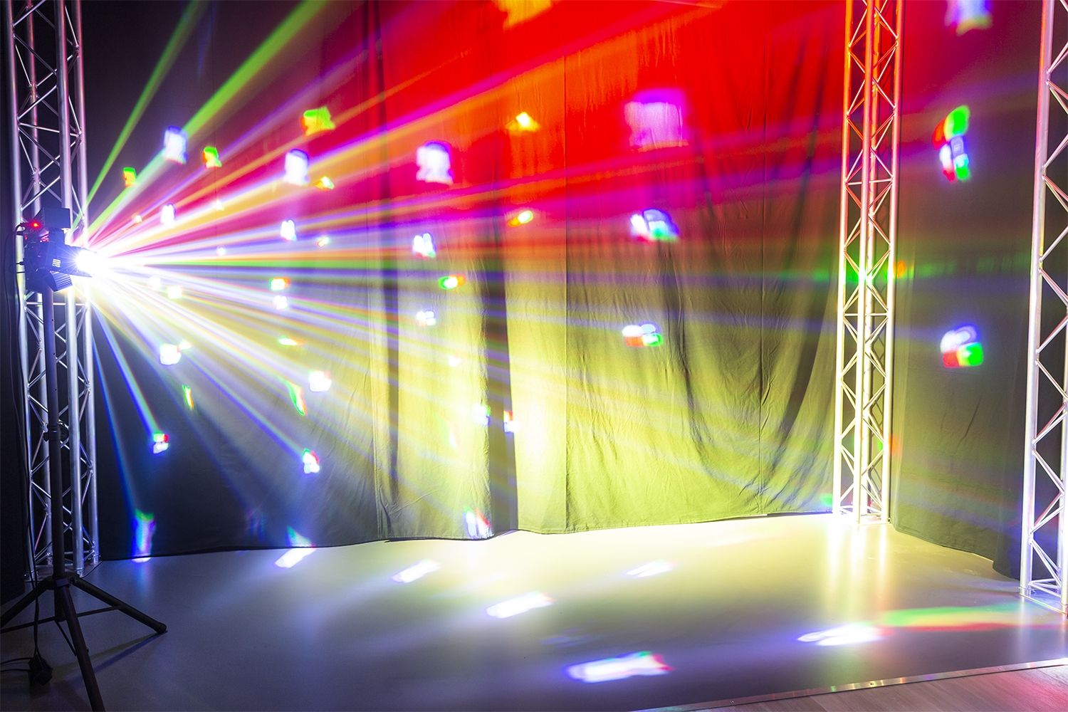 SB02 SHOWBAR on Battery with Derby and PAR effects